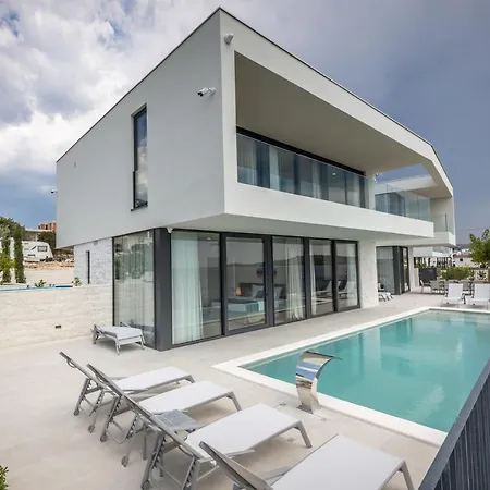Alluring - 5 Bedrooms - Private Infinity Pool With Stunning Views Villa