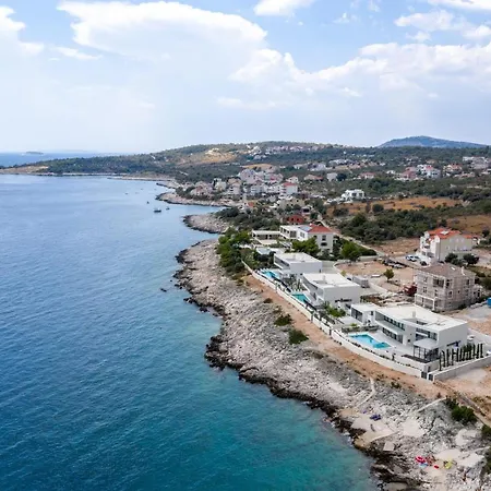 Villa Alluring - 5 Bedrooms - Private Infinity Pool With Stunning Views *