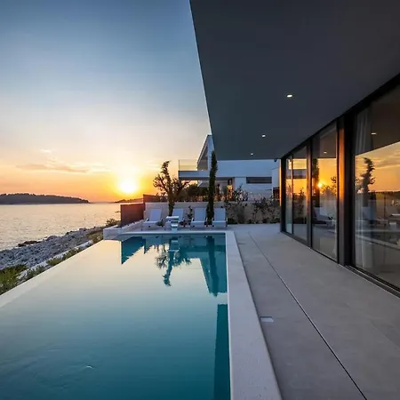 Alluring - 5 Bedrooms - Private Infinity Pool With Stunning Views Villa