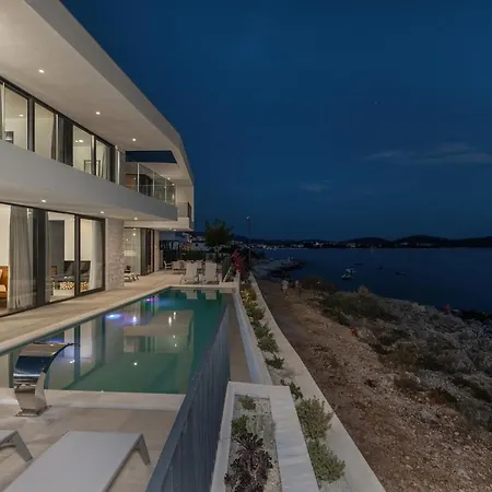 Villa Alluring - 5 Bedrooms - Private Infinity Pool With Stunning Views
