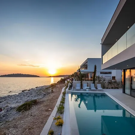 Alluring - 5 Bedrooms - Private Infinity Pool With Stunning Views Villa *