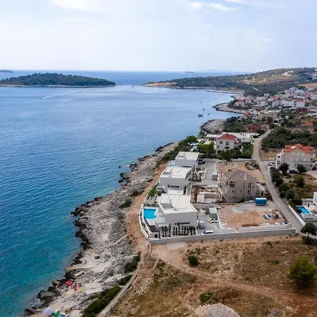 Alluring - 5 Bedrooms - Private Infinity Pool With Stunning Views *