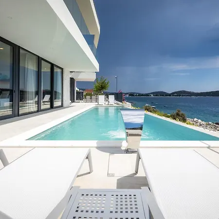Villa Alluring - 5 Bedrooms - Private Infinity Pool With Stunning Views