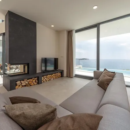 Alluring - 5 Bedrooms - Private Infinity Pool With Stunning Views Villa *