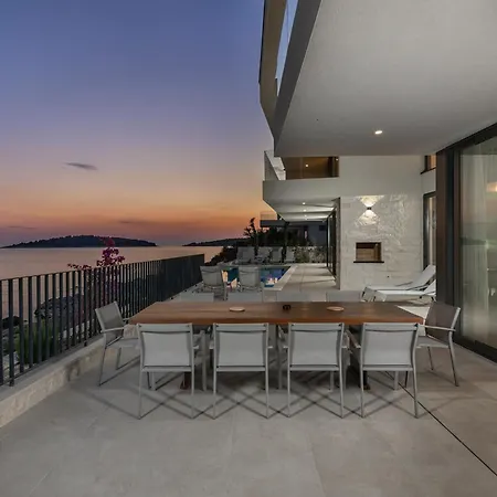 Villa Alluring - 5 Bedrooms - Private Infinity Pool With Stunning Views *