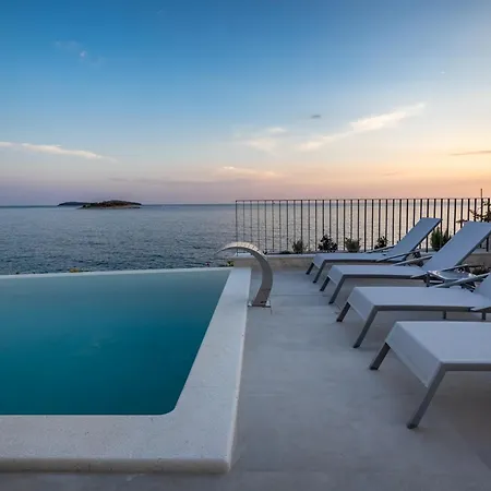 Villa Alluring - 5 Bedrooms - Private Infinity Pool With Stunning Views *