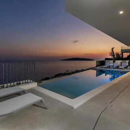 Villa Alluring - 5 Bedrooms - Private Infinity Pool With Stunning Views