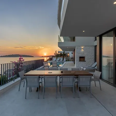 Villa Alluring - 5 Bedrooms - Private Infinity Pool With Stunning Views *