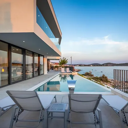 Alluring - 5 Bedrooms - Private Infinity Pool With Stunning Views Villa