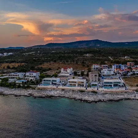 Villa Alluring - 5 Bedrooms - Private Infinity Pool With Stunning Views *