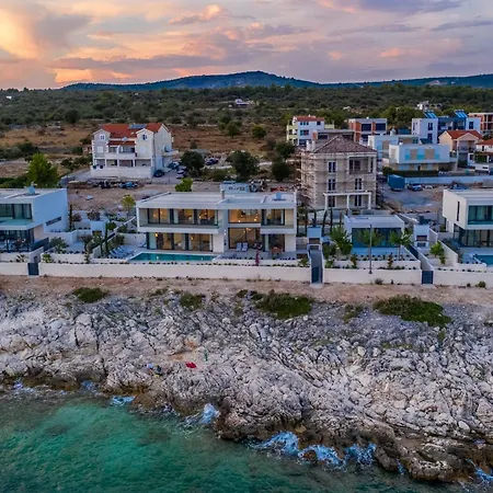 Alluring - 5 Bedrooms - Private Infinity Pool With Stunning Views Villa *